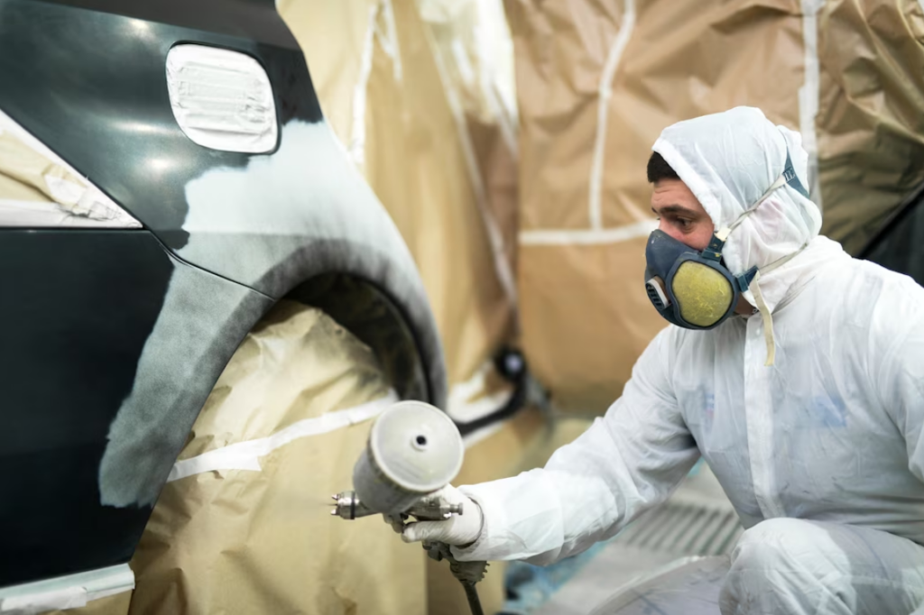 Proceso de chapa y pintura coche